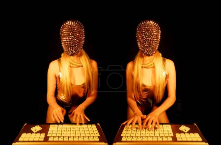 Foto de Una mujer con una máscara puntiaguda de oro escribiendo en el ordenador - Imagen libre de derechos