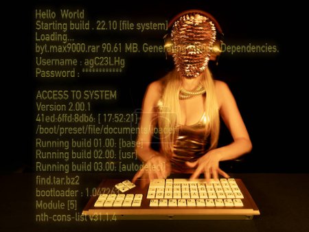 Foto de Una mujer con una máscara puntiaguda de oro escribiendo en el ordenador - Imagen libre de derechos