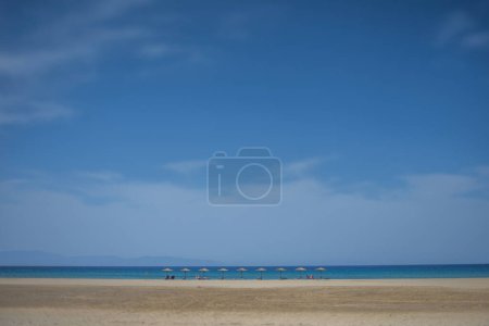 Foto de Playa de maragkas en Naxos isla griega con sombrillas - Imagen libre de derechos
