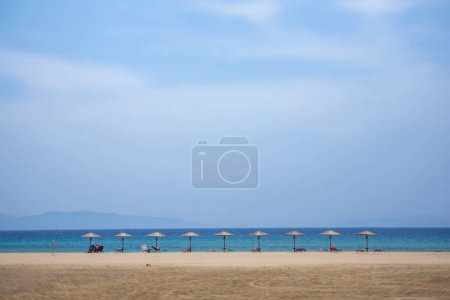 Foto de Playa de maragkas en Naxos isla griega con sombrillas - Imagen libre de derechos