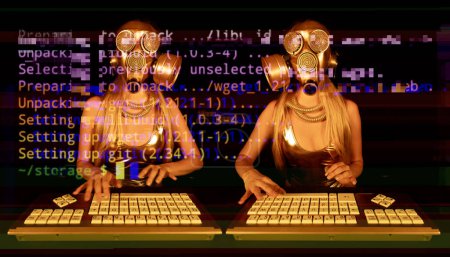 Foto de Una mujer con una máscara de gas de oro escribiendo en el ordenador - Imagen libre de derechos