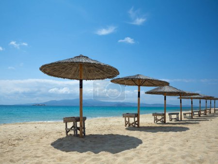 Téléchargez les photos : Plage de maragkas à naxos île grecque avec parasols - en image libre de droit