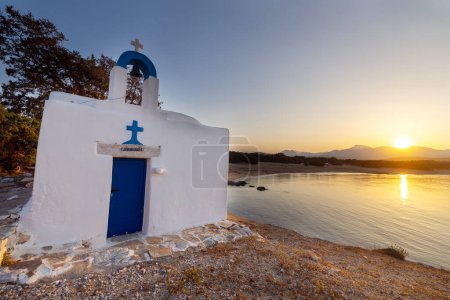 Téléchargez les photos : Chapelle grecque à côté de la plage d'alyko sur naxos grec - en image libre de droit