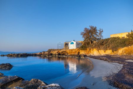 Téléchargez les photos : Chapelle grecque à côté de la plage d'alyko sur naxos grec - en image libre de droit