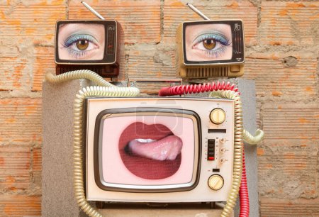 Foto de Televisores retro con labios y ojos en las pantallas para hacer un robot de vigilancia de la cara - Imagen libre de derechos