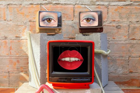 Foto de Televisores retro con labios y ojos en las pantallas para hacer un robot de vigilancia de la cara - Imagen libre de derechos