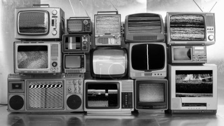 Increíble colección de televisores vintage y retro convertidos en una pared de televisión con estática y fallo en la pantalla