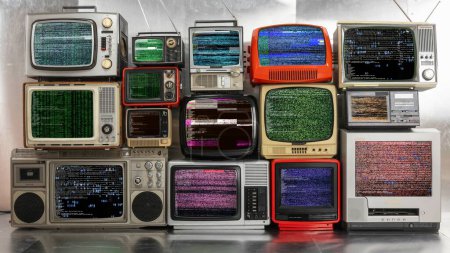 Increíble colección de televisores vintage y retro convertidos en una pared de televisión con estática y fallo en la pantalla