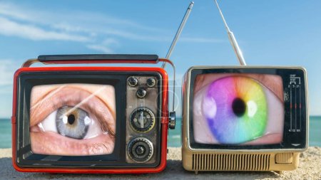 Téléchargez les photos : Téléviseurs rétro avec de beaux yeux féminins sur l'écran à côté de la mer - en image libre de droit