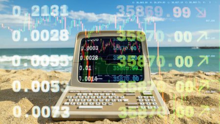 Téléchargez les photos : Ordinateur rétro sur une plage avec des données de stock et de trading et le code à l'écran - en image libre de droit