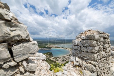 la impresionante playa de voidokilia en el peloponeso desde el castillo navarino en Grecia