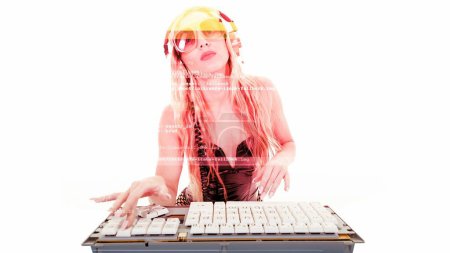 Foto de Una mujer funky escribiendo en una computadora - Imagen libre de derechos
