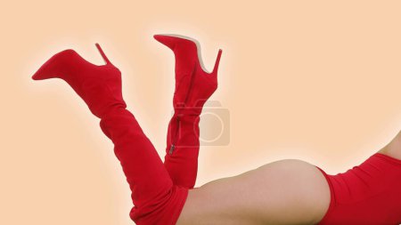 Téléchargez les photos : Une jolie femme couchée sur le sol avec des bottes rouges - en image libre de droit