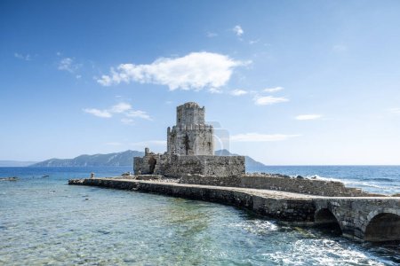bourtzi de château de méthoni en Grèce avec mer bleue claire