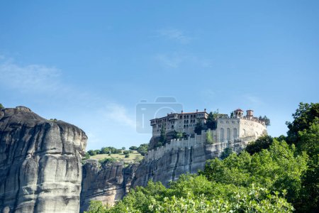 Téléchargez les photos : Formations rocheuses de météores étonnantes et monastères en Grèce - en image libre de droit