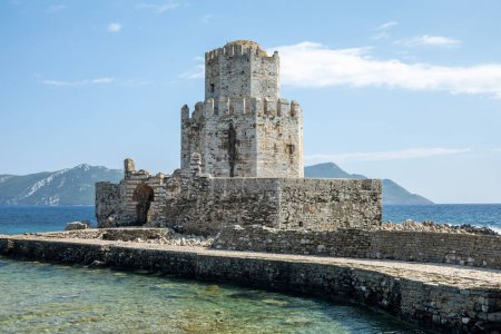 Téléchargez les photos : Bourtzi de château de méthoni en Grèce avec mer bleue claire - en image libre de droit