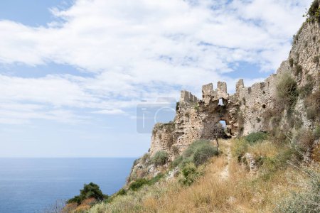 la impresionante playa de voidokilia en el peloponeso desde el castillo navarino en Grecia