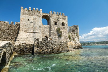 Téléchargez les photos : Bourtzi de château de méthoni en Grèce avec mer bleue claire - en image libre de droit