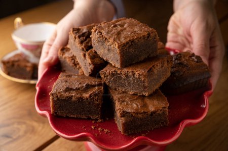 Téléchargez les photos : Des brownies au chocolat dans une assiette. Dessert au chocolat américain traditionnel. Photo de haute qualité - en image libre de droit