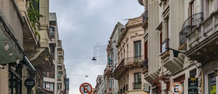 Foto de MONTEVIDEO, URUGUAY, OCTUBRE - 2021 - Escena urbana en ciudad vieja, el centro histórico de la ciudad de montevideo, uruguay - Imagen libre de derechos