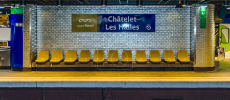Téléchargez les photos : Intérieur scène nocturne métro vide, Paris ville, france - en image libre de droit