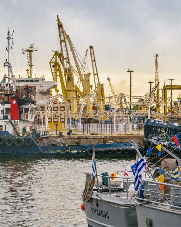 Foto de MONTEVIDEO, URUGUAY, OCTUBRE - 2021 - Buques remolcadores y navíos estacionados en el puerto de Montevideo, uruguay - Imagen libre de derechos