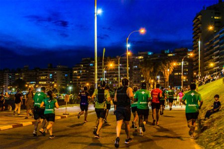 Foto de MONTEVIDEO, URUGUAY, NOVIEMBRE - 2022 - San felipe y santiago race, the most traditional running race of montevideo city, uruguay - Imagen libre de derechos