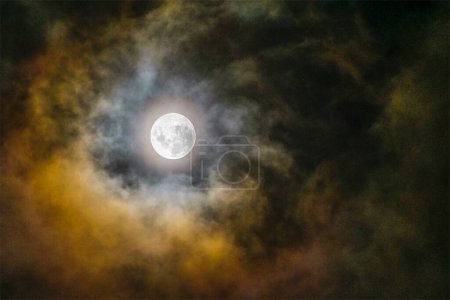 Oscuro nublado completo paisaje lunar escena de medianoche
