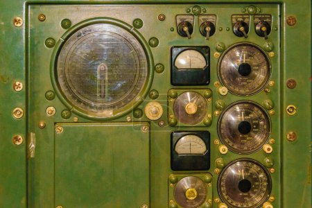 Téléchargez les photos : Vue avant vieux générateur de signal de style avionique machine - en image libre de droit