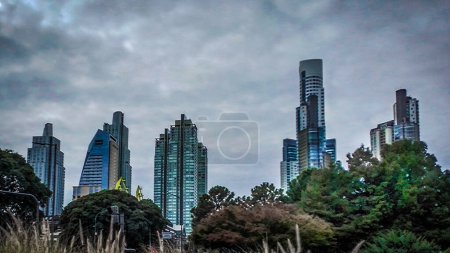 Foto de Edificios de apartamentos de alta clase en Puerto Madero, buenos aires, argentina - Imagen libre de derechos