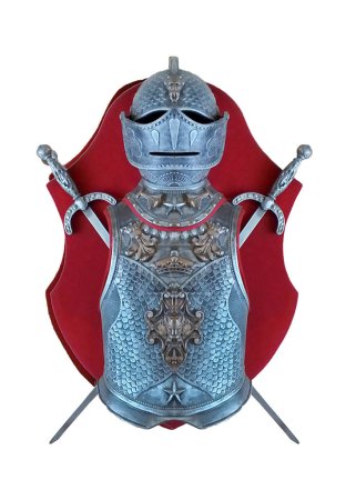 Helm und Brustpanzer aus dem Mittelalter isoliert auf weißem Foto