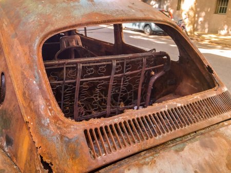 Detalle disparo de coche viejo quemado abandonado en la calle, montevideo, uruguay