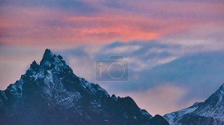 Foto de Largo alejado zoom plano paisaje de grandes montañas andes en ushuaia, tierra del fuego provincia, Argentina - Imagen libre de derechos