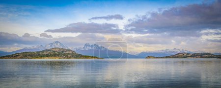 Foto de Paisaje de islas y montañas de chile desde cala zarategui, tierra del fuego, ushuaia, Argentina - Imagen libre de derechos