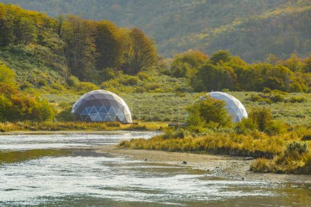 Téléchargez les photos : Logements en dôme au bord du lac au parc national de la Terre de Fuego, ushuaia, argentine - en image libre de droit