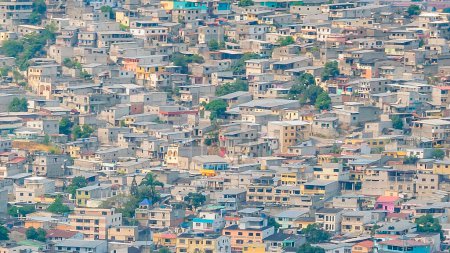 Lange entfernte Luftaufnahme Stadtbild erschossen Slums über Hügel, Guayaquil Stadt, Ecuador