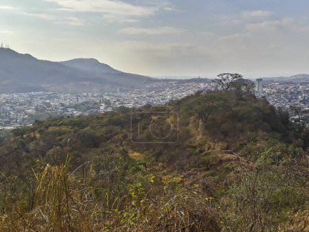 Guayaquil et collines vue aérienne du paysage depuis le belvédère cerro paraiso, guayaquil, ecuador