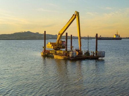 Machine industrielle garée au bord de la rivière plaque à montevideo port de la ville, uruguay