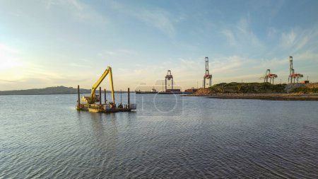 Machine industrielle garée au bord de la rivière plaque à montevideo port de la ville, uruguay
