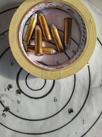 Cartuchos de escopeta de vista superior sobre blanco usado