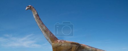 Téléchargez les photos : Éclaboussure de titanosaure à l'échelle réelle dans un paysage sec et aride, situé à Trelew City, province de chubut, argentine - en image libre de droit