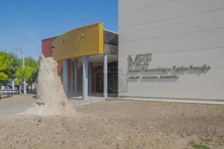 Téléchargez les photos : Trelew, Argentine ; 30 décembre 2022 : Façade extérieure du musée de paléontologie edigio feruglio, ville de trelew, chubut, argentine - en image libre de droit