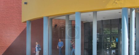 Téléchargez les photos : Trelew, Argentine ; 30 décembre 2022 : Façade extérieure du musée de paléontologie edigio feruglio, ville de trelew, chubut, argentine - en image libre de droit