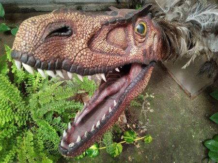 Téléchargez les photos : Modèle de dinosaure effrayant à angle élevé avec bouche ouverte, musée de paléontologie egidio feruglio, trelew, chubut, argentine - en image libre de droit