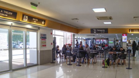 Téléchargez les photos : Trelew, Argentine ; 28 décembre 2022 : Scène d'intérieur de bâtiment de hall à l'aéroport de Trelew, province de chubut, argentine - en image libre de droit