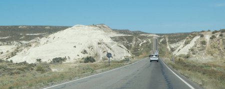 Ruta 3 autoroute traversant un environnement semi-aride patagonique paysage escarpé, trelew, chubut province, argentine