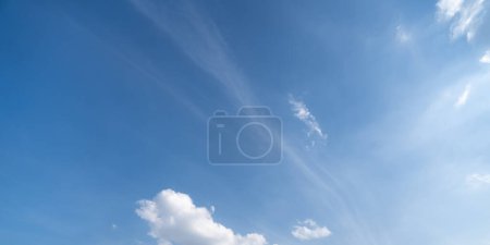 Foto de Cielo azul fondo con nubes - Imagen libre de derechos