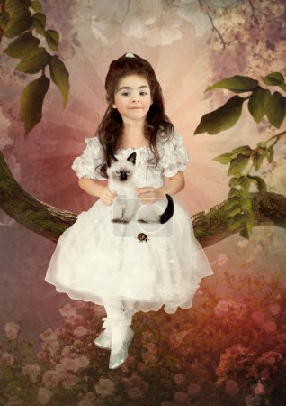 Téléchargez les photos : Une petite fille dans une belle robe blanche avec un chaton dans les bras s'assoit sur un arbre dans un jardin de printemps - en image libre de droit