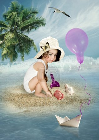 Téléchargez les photos : Une petite fille avec un chapeau blanc est assise sur le sable de la mer et regarde un bateau en papier - en image libre de droit