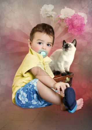 Téléchargez les photos : Bébé avec sucette dans la bouche et chaton siamois sur fond rose - en image libre de droit